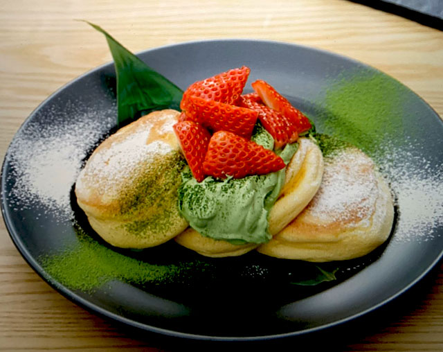 幸せのパンケーキ淡路島リゾート店限定の 練乳いちごと宇治抹茶ホイップパン