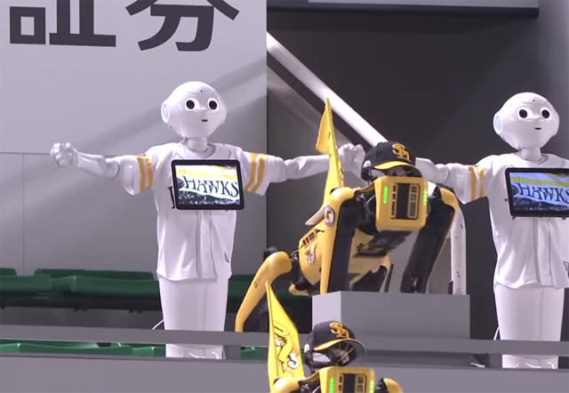 イヌ型ロボットのスポットと人型ロボットのペッパーがホークス戦でコラボ