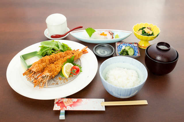 串料理と新鮮な魚料理の専門店 串と魚 木木の飯 久留米にオープン