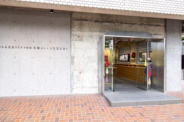 世界で初めてのハンカチーフ専門店 CLASSICS the Small Luxury の「福岡大濠公園店」がリニューアル