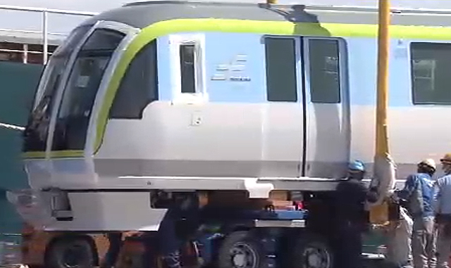 福岡市地下鉄 七隈線の新車両「３０００Ａ系」が完成、博多港に到着