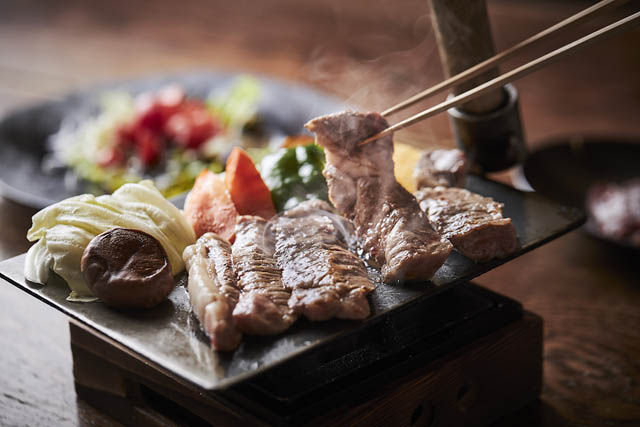 黒川温泉、熊本県産ブランド牛肉と紅葉の露天風呂を満喫できる「美食の旅」開催中
