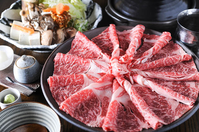 黒川温泉、熊本県産ブランド牛肉と紅葉の露天風呂を満喫できる「美食の旅」開催中