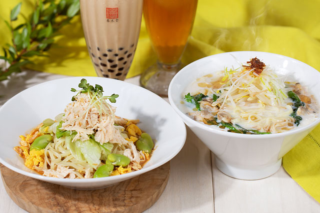 台湾茶食のカフェ 春水堂（チュンスイタン）では、2022年3月1日（火）より「台湾カステラ フルーツ」と季節限定販売となる「台湾カステラ　抹茶苺」を新たに販売開始すると発表しました。  また、同日より春野菜を使った新作麺2種「あさりと菜の花の豆漿鶏湯麺」と「蒸し鶏と春野菜のピーナッツまぜ麺」を季節限定で販売することもあわせて発表。  現在国内でも人気の「台湾カステラ」は、見た目は日本のカステラのようですが、食感はフワフワと軽く甘さも控えめ。台湾でおなじみのシンプルスイーツです。  膨れ上がってボリュームのある焼き上がりの状態から小分けに切って店頭に並ぶ光景は一種の名物で、日本でも大手コンビニからの発売や専門店ができるほどのブームが続いています。昨年9月から春水堂で期間限定販売した“台湾カステラ”のアレンジスイーツ「台湾カステラ ほうじ茶マロン」が好評を得たことで、通年販売商品と期間限定での新作2種を新発売。  新作 台湾カステラ フルーツ 無添加の茶葉から店舗で淹れた紅茶を混ぜたミルクティー生クリームの上に苺とマンゴーをトッピングしました。別添えのはちみつにも紅茶が入っており、芳醇な香りも一緒に楽しむことができます。 通年商品で価格は900円（税込）  台湾カステラ 抹茶苺 苺ピューレを混ぜた淡いピンクの生クリームの上に宇治抹茶入りカスタードクリームをトッピングし、苺とナッツを飾り付けた一品。ほろ苦い宇治抹茶が香る期間限定商品（6月14日までを予定）です。 価格は980円（税込）  いずれもテイクアウトでき、店内で食事やドリンクと一緒に注文すると、ハーフサイズをワンコイン500円で楽しむことができます。  あさりと菜の花の豆漿鶏湯麺 2017年の発売以来、常時No.1の不動の人気商品である「豆漿鶏湯麺」の春限定バージョンです。温かい豆乳にお酢をかけてふるふると固まるおぼろ豆腐のような台湾の定番朝ごはん「豆漿スープ」に中華麺を加えてラーメン風にアレンジした日本春水堂のオリジナルです。今回の期間限定商品は、あっさりとしたベースの鶏ガラにたっぷり加えたあさりの出汁が効いた海鮮風味のスープが特徴です。 価格は950円（税込）  蒸し鶏と春野菜のピーナッツまぜ麺 春水堂オリジナルのピーナッツダレに豆乳や黒酢などのスパイスを混ぜたソースを中華麺に和えており、トッピングのレタス・そら豆・かいわれなどの春野菜や卵のそぼろ、蒸し鶏をからめながら楽しむ一品。コクのあるピーナッツダレとさっぱりとした春野菜が食欲をそそります。 価格は950円（税込）  ▶ 台湾カフェ 春水堂 公式サイト  この情報は2022年2月9日（水）時点での内容です。