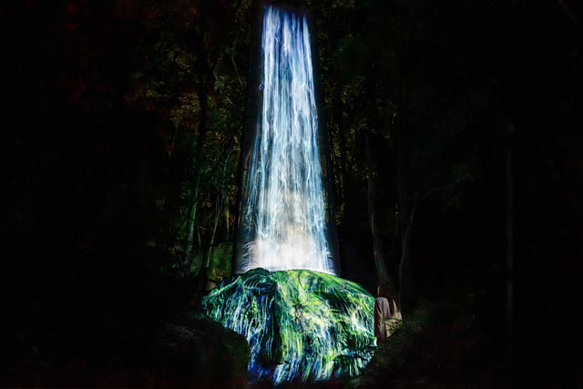 かみさまの御前なる岩に憑依する滝 / Universe of Water Particles on a Sacred Rock