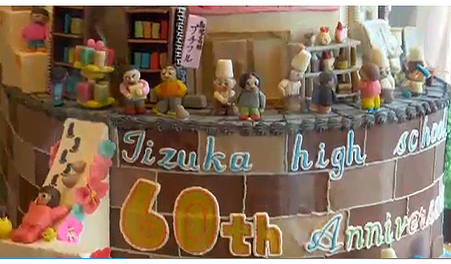 飯塚市の高校生がお菓子の材料を使って大型オブジェを制作、地元の商店街に展示