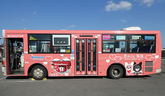 筑後市、福岡市と筑後地区で2台のラッピングバスを運行