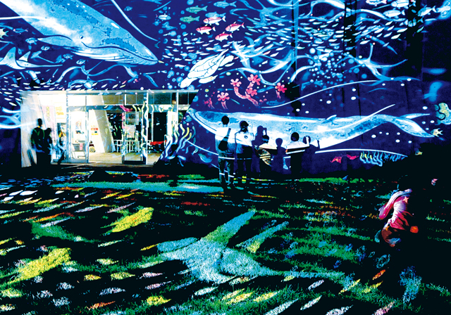 ＪＲ博多シティ屋上つばめの杜ひろば「光の切り絵 天空の光の旅」幻想的な切り絵の世界を体験！