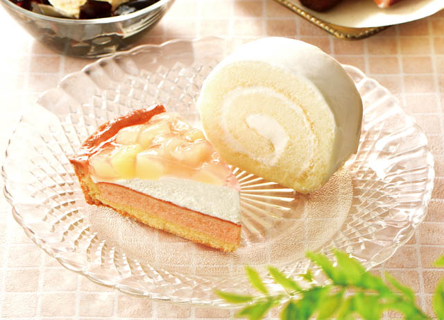 カフェ・ド・クリエ、新デザートメニュー「桃のタルト」「白いロールケーキ～北海道産クリームチーズ使用～」発売へ