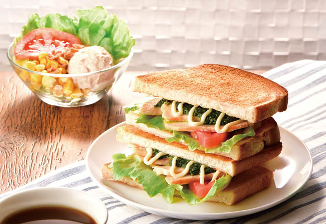 カフェ・ド・クリエから初夏にぴったり、爽やかな味わいの「宮崎日南どり×大葉ソースのトーストサンド」発売へ