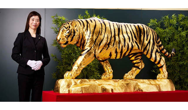 大丸福岡天神店で「大黄金展」開催、約2メートル巨大な黄金の虎が登場