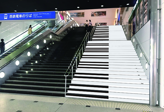 時間帯によっては音も鳴る、西鉄福岡（天神）駅に巨大階段ピアノが出現します！