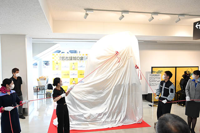 名古屋城の金シャチ実物大レプリカが3年ぶりに福岡空港へ