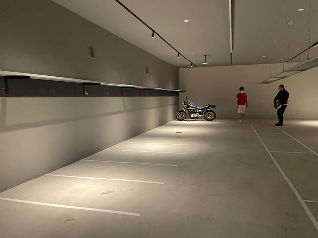 57台収容可能なバイクガレージ、バイクを愛する大人のライダーのための基地「SANNOBASE」博多に登場