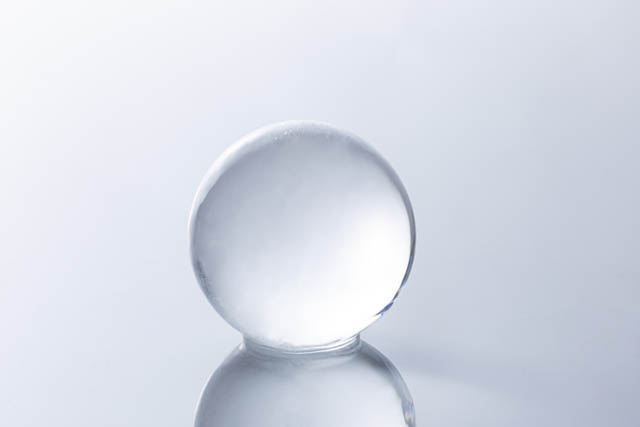 おうちで簡単に様々な形の透明氷が作れる製氷器「ice drops」発売開始
