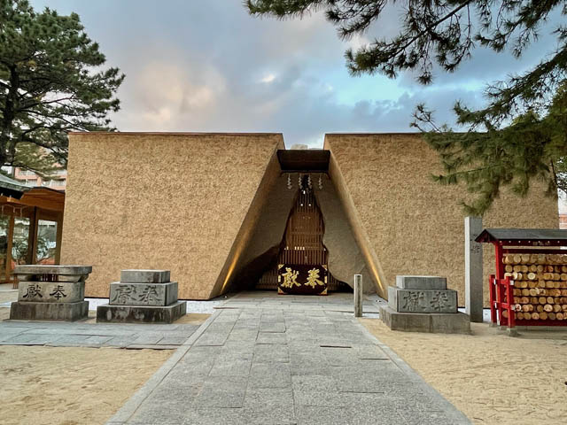 福岡市の鳥飼八幡宮が205年ぶりに神殿建替え、原点回帰をコンセプトにした茅葺と巨石の「鳥飼様式」が完成