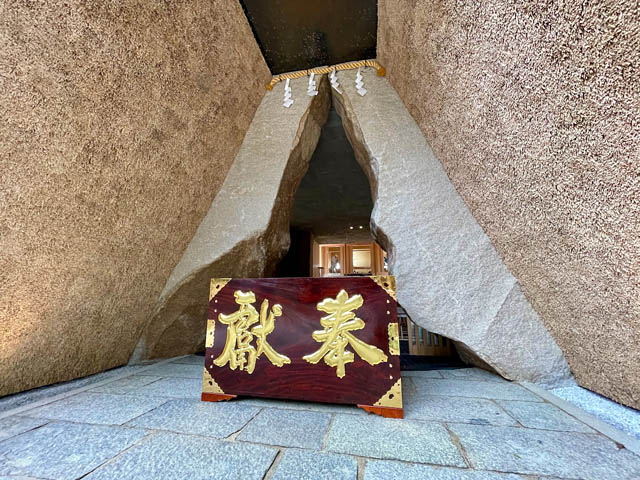 福岡市の鳥飼八幡宮が205年ぶりに神殿建替え、原点回帰をコンセプトにした茅葺と巨石の「鳥飼様式」が完成