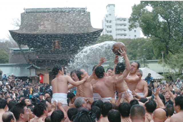 締め込み姿の競り子達が激しい争奪戦、筥崎宮「玉取祭（玉せせり）」1月3日に開催