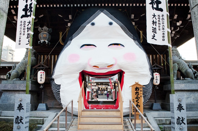 高さ約５メートルの日本一巨大な”お多福面” 櫛田神社で「節分大祭」開催