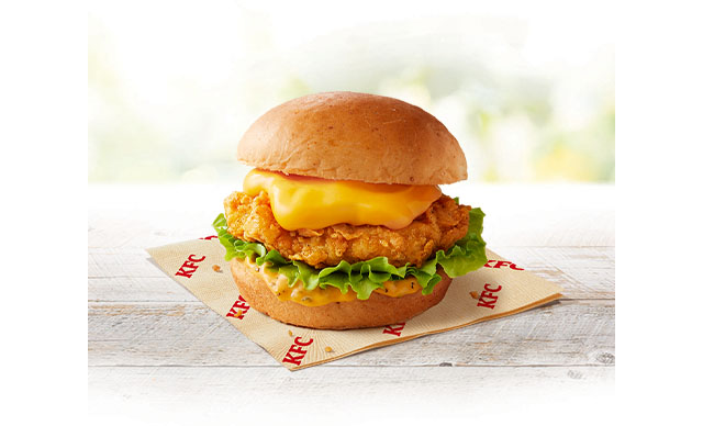 KFC史上最重量チーズソースがあふれる「チーズにおぼれるフィレバーガー」復活登場