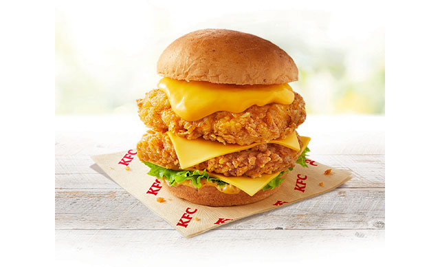 KFC史上最重量チーズソースがあふれる「チーズにおぼれるフィレバーガー」復活登場