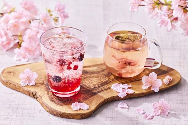 フレッシュネス、ふわり桜の花びらが舞い、お花見気分を堪能、春の訪れを感じる「桜ドリンク」登場