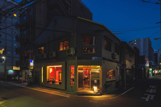 鉄板中華酒場「ニュー ASIA 13」＆隠れ家バー「ニュー BOTTLE」、アジアをテーマにした2店舗が今泉にオープン