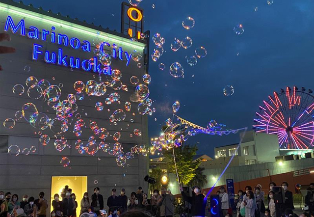 無数のシャボン玉が舞うフォトジェニックな空間「ナイトバブル」マリノアシティ福岡で開催！