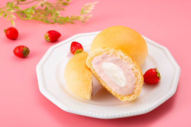 八天堂 90周年企画、日本各地のご当地食材や食文化をくりーむパンに！「とろける福岡くりーむパン あまおう苺ミルク」誕生
