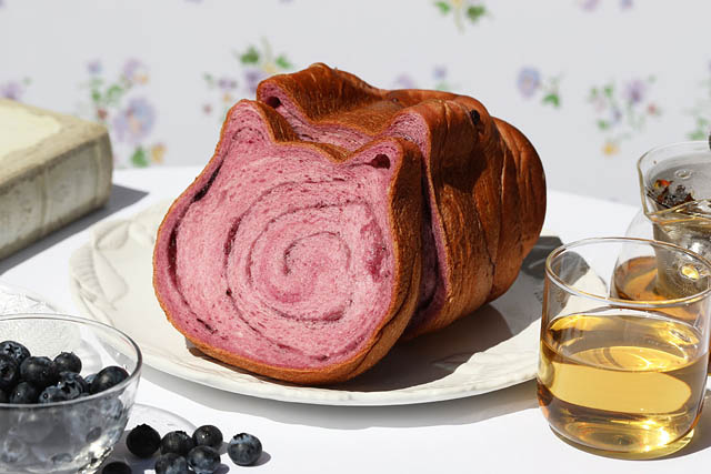 6月の「ねこねこ食パン」は初夏の味わいブルーベリー、期間限定登場