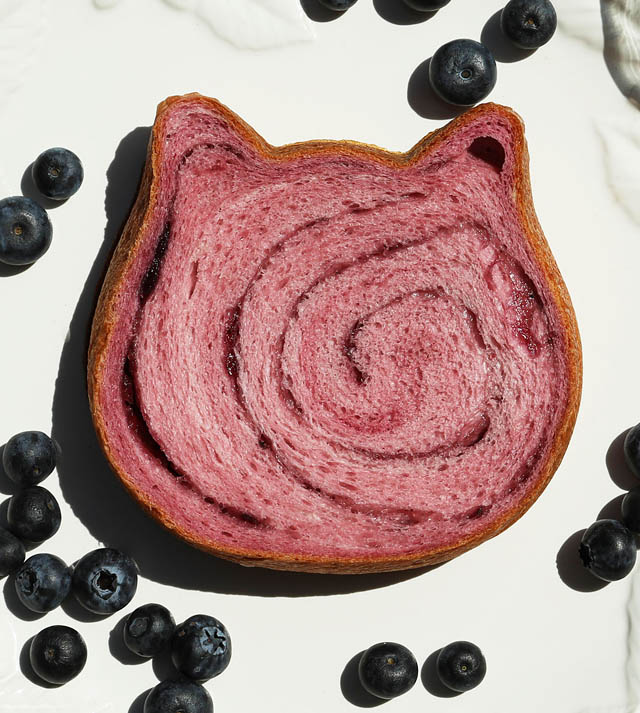 6月の「ねこねこ食パン」は初夏の味わいブルーベリー、期間限定登場