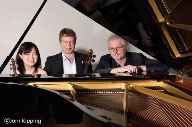 ヴァイオリン、チェロ、ピアノによる『ハンブルクトリオ』による振替公演がアクロス福岡にて開催