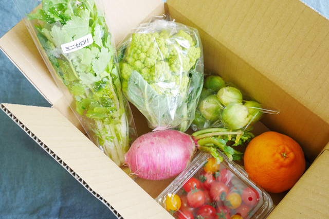マレブルがマルシェ開催のたびに送り届ける「謎野菜の詰め合わせ」を販売