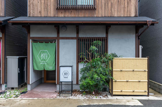 南栄開発とホテリエ、福岡市内に一棟貸し・町家風ヴィラ「彩ホテル」シリーズ13棟をオープン
