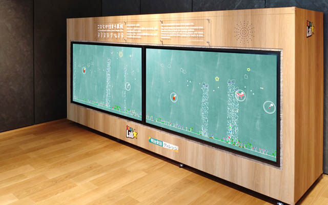 チームラボ、多目的施設 明治安田ホールにインタラクティブな「こびとが住まう黒板」を展示