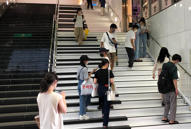 階段ピアノ第2弾、今年はチェンバロ！西鉄福岡（天神）駅に 巨大階段チェンバロ が出現