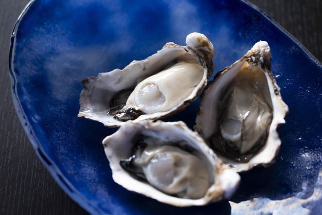 ザ・リッツ・カールトン福岡、博多湾で育てられた 福岡市が誇る牡蠣の新品種「唐泊恵比須かき」特別メニューとして提供開始