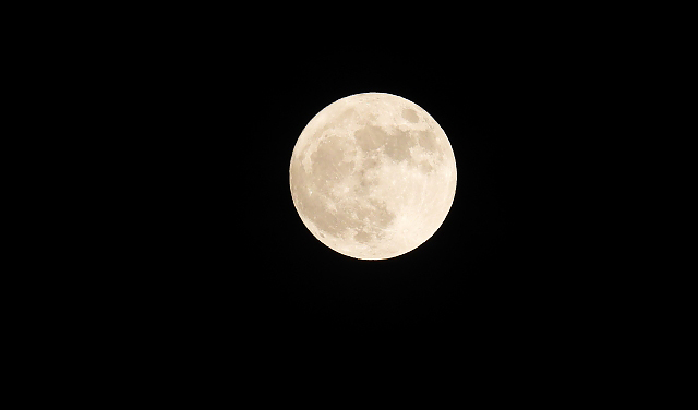 今夜は十五夜「中秋の名月」夜空に浮かぶ月を見よう