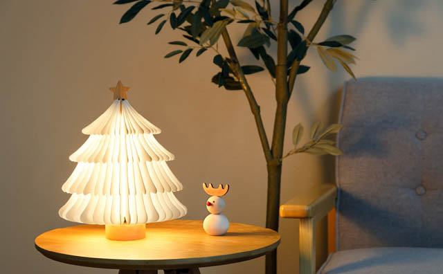 部屋に小さなクリスマス、折りたたみ式卓上クリスマスツリーライト「tomolulu」新登場