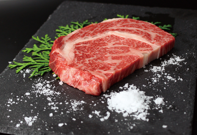 肉を極めたブロンコバイヤーが今年最後に推す逸品『炭焼き国産リブロースステーキ』販売開始！