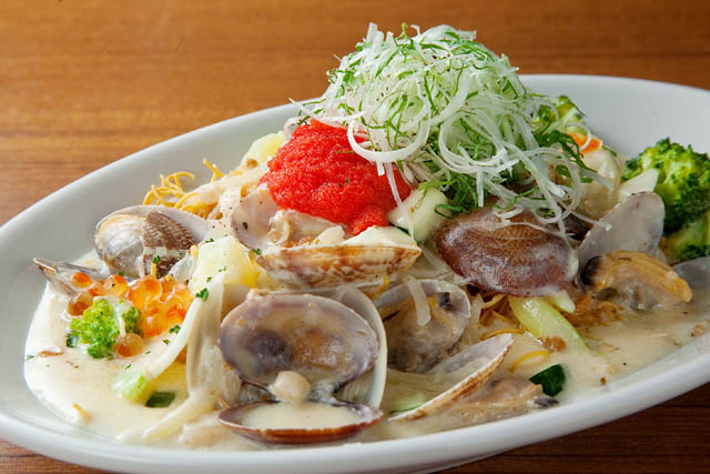 マルタイ「長崎皿うどん」が大名の人気飲食店22店舗とコラボする1ヶ月「昭和レトロフェア」開催