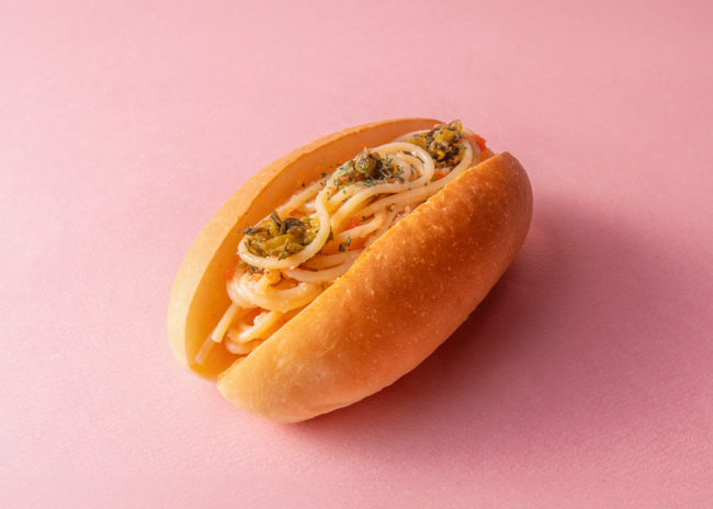 めんたいBASE MARK IS 福岡ももち店 - もっちりコッペパンに濃厚めんたいパスタがたっぷり挟まった「めんたいパスタパン」新登場