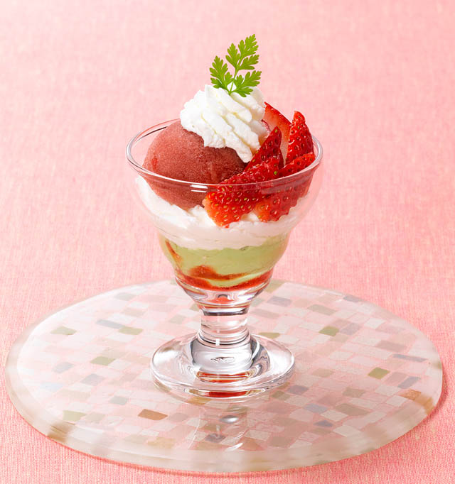 ロイヤルホスト - 人気の苺デザートにピスタチオを添えた、彩り豊かなパフェが登場！「苺～Sweet Strawberry 2nd season～」開催
