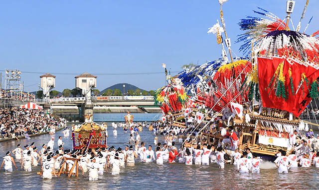 JR九州 - 田川市「川渡り神幸祭」を見学するツアー販売開始 - 昨年は約25万人が詰めかけた福岡の五大まつりの一つ