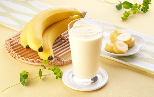 サンマルクカフェ – バナナを大胆にまるごと1本使用したスムージー「フレッシュまるごと生バナナスムージー」登場
