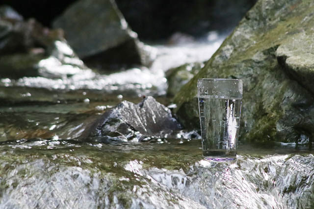 地下水のおいしさを詰め込んで... 福岡県岡垣町が自慢の水をペットボトルに