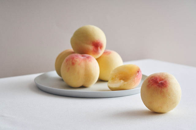 ビブリオテーク - 桃農家が育んだ最高糖度ランク「白桃ロイヤル」をまるごと使用！岡山白桃デザートフェア開幕