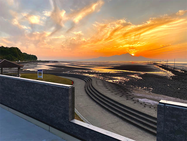 熊本県宇土市 - 長部田海床路とセットの観光スポット、住吉海岸公園内に海藻セレクトショップ「OKAGESAMA MOBA」登場