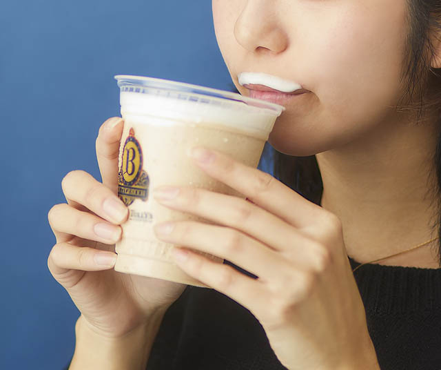 バタービール風味のドリンクがタリーズから登場！「ハリー・ポッター エスプレッソ バタービール シェイク」販売開始