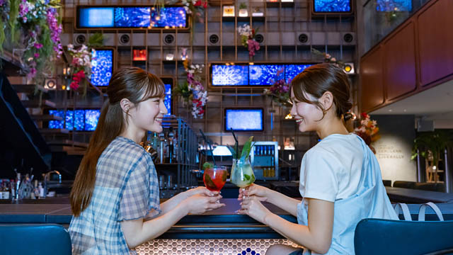 THE LIVELY 福岡博多 - 異国の風を感じるフラワーアートがロビーに登場、カフェバーで楽しめる夏季限定メニューも